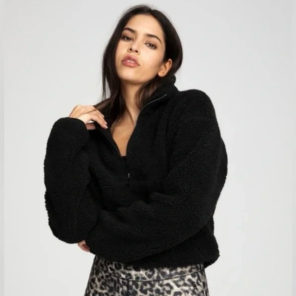 Good American cropped fleece pullover
Teddy Jacket Black Size 1
